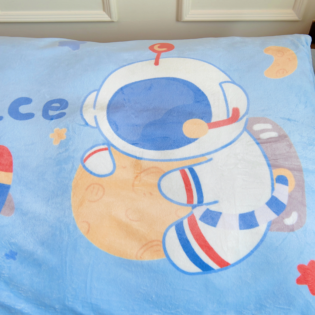 91家纺网 家纺一手货源 找家纺 梵赫 2025新款加厚240克牛奶绒数码原创大版卡通被套+被芯组合 探索宇宙