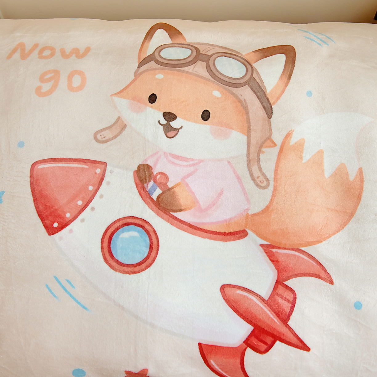 91家纺网 家纺一手货源 找家纺 梵赫 2025新款加厚240克牛奶绒数码原创大版卡通被套+被芯组合 小狐狸去探险