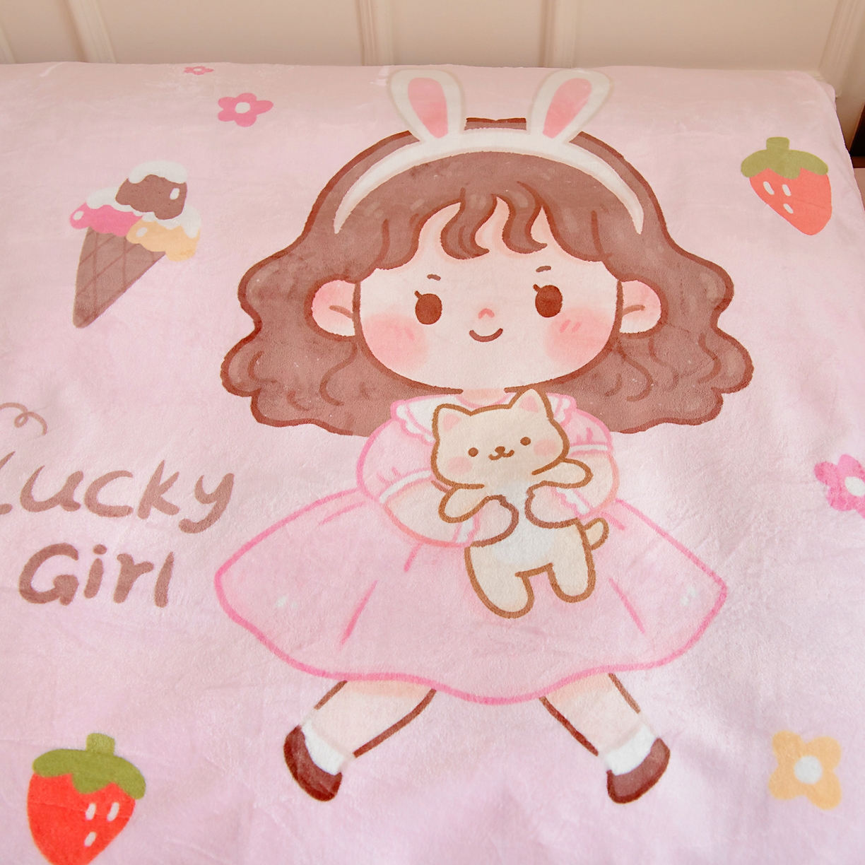 91家纺网 家纺一手货源 找家纺 梵赫 2025新款加厚240克牛奶绒数码原创大版卡通被套+被芯组合 可爱小女孩