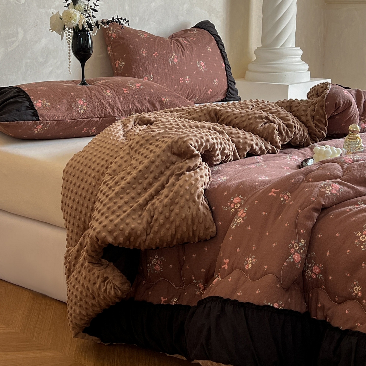 91家纺网 家纺一手货源 找家纺 Mata蔓塔家 2025新款侘寂风泡芙花边豆豆被被子被芯冬被春秋被牛奶绒豆豆被 秋末花田