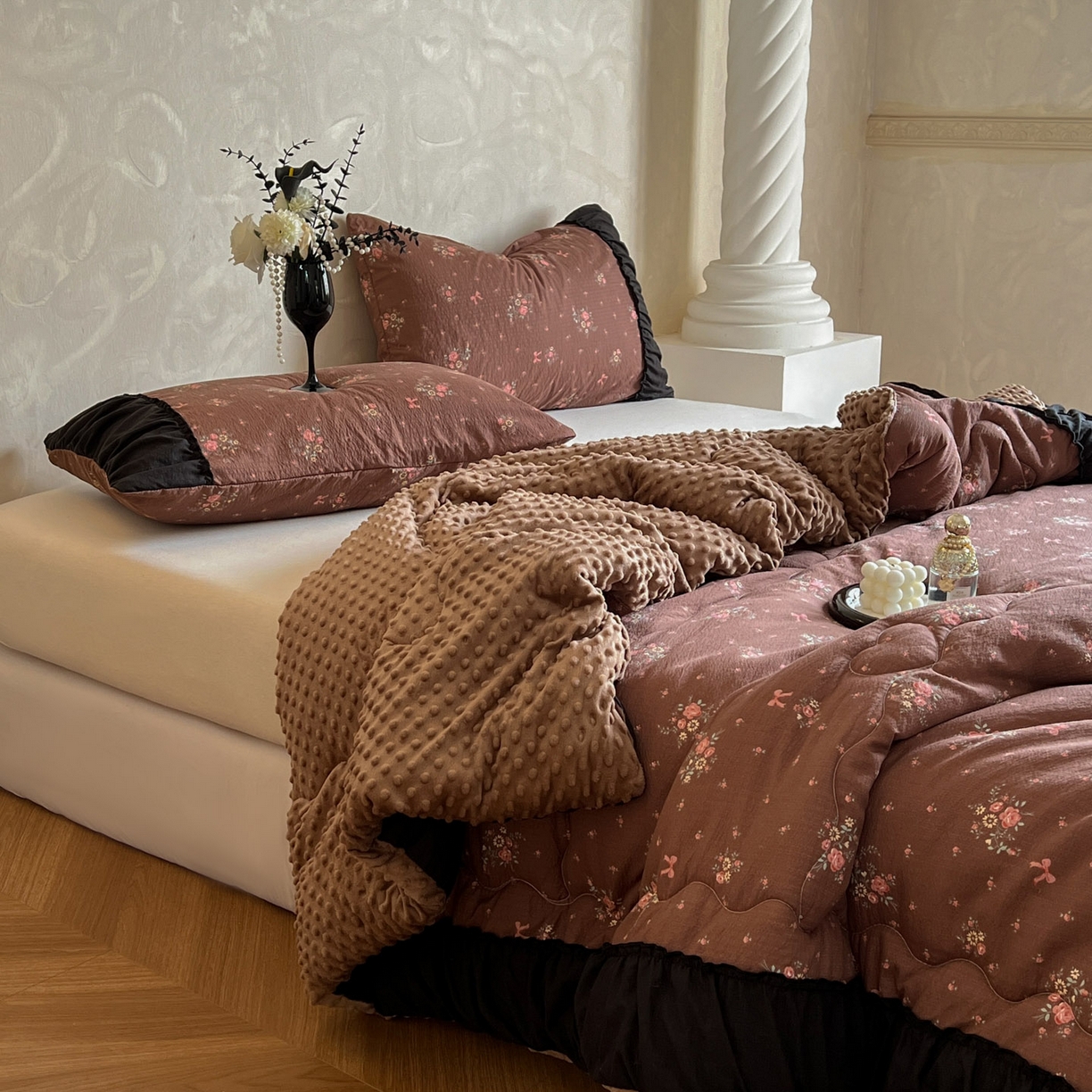 91家纺网 家纺一手货源 找家纺 Mata蔓塔家 2025新款侘寂风泡芙花边豆豆被被子被芯冬被春秋被牛奶绒豆豆被 秋末花田