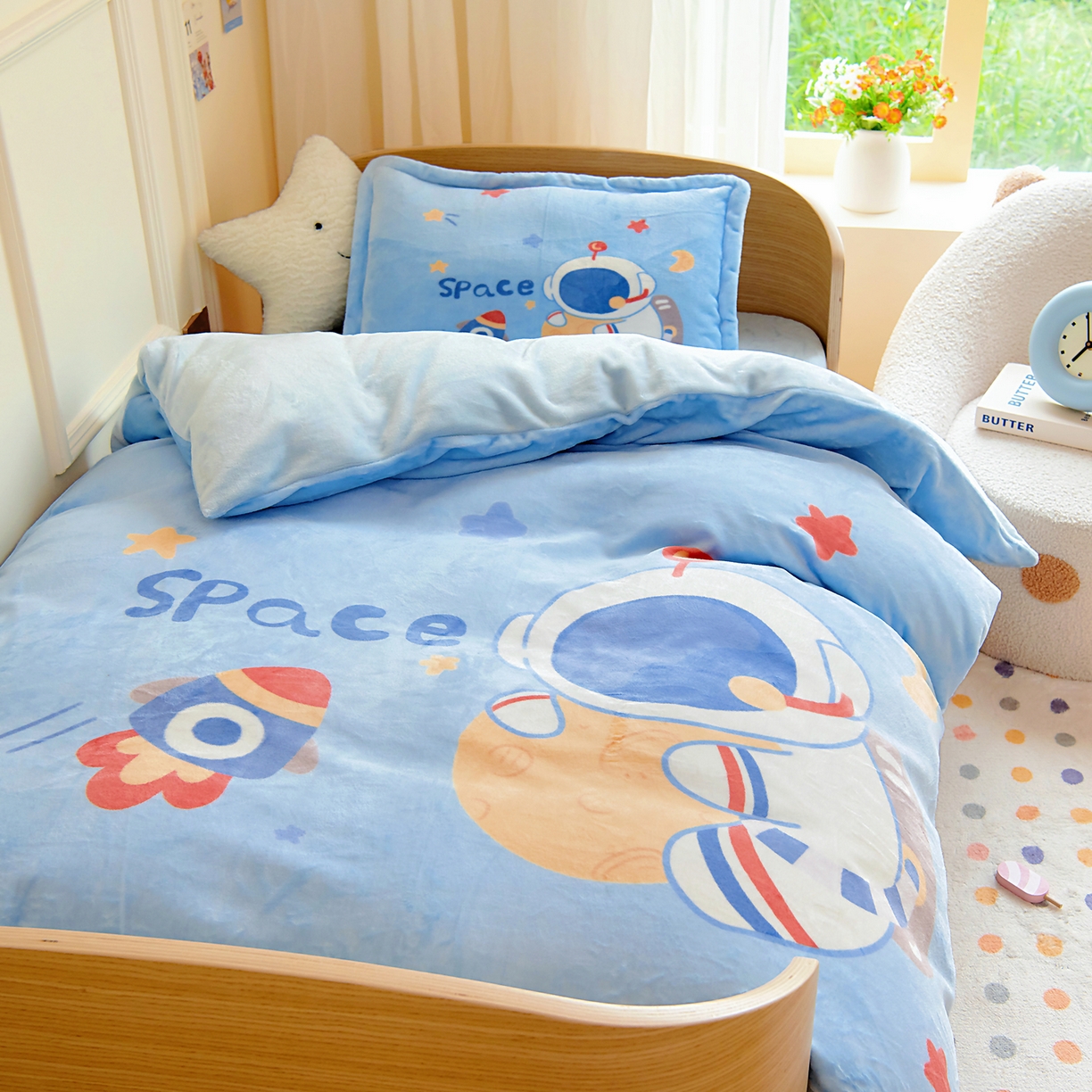 91家纺网 家纺一手货源 找家纺 梵赫 2025新款加厚240克牛奶绒数码原创大版卡通被套+被芯组合 探索宇宙