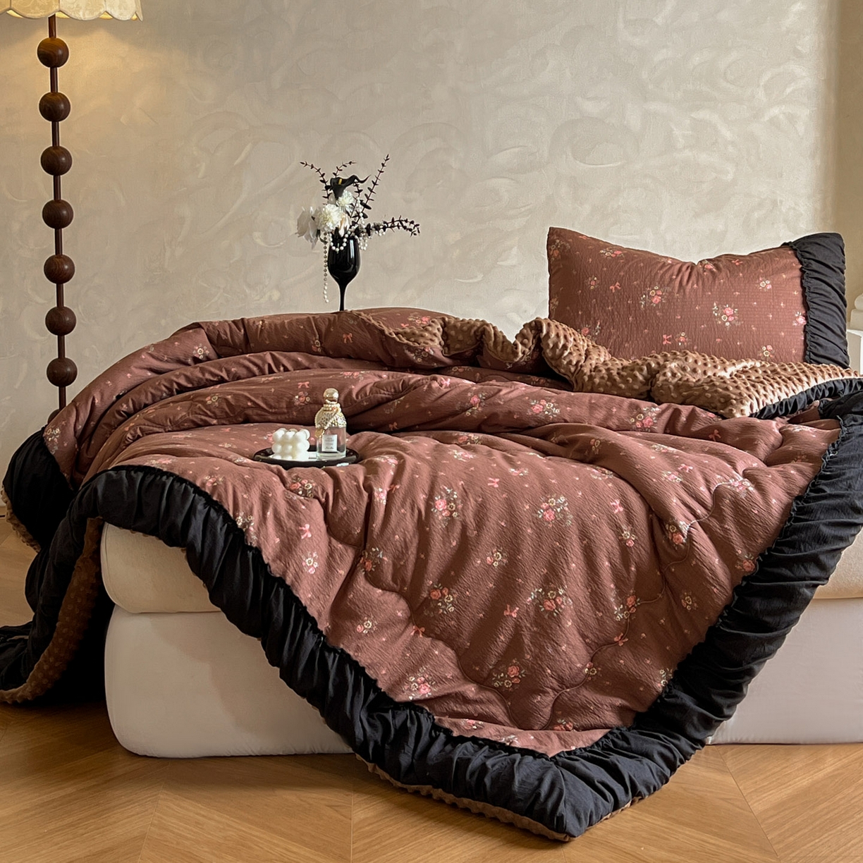 91家纺网 家纺一手货源 找家纺 Mata蔓塔家 2025新款侘寂风泡芙花边豆豆被被子被芯冬被春秋被牛奶绒豆豆被 秋末花田