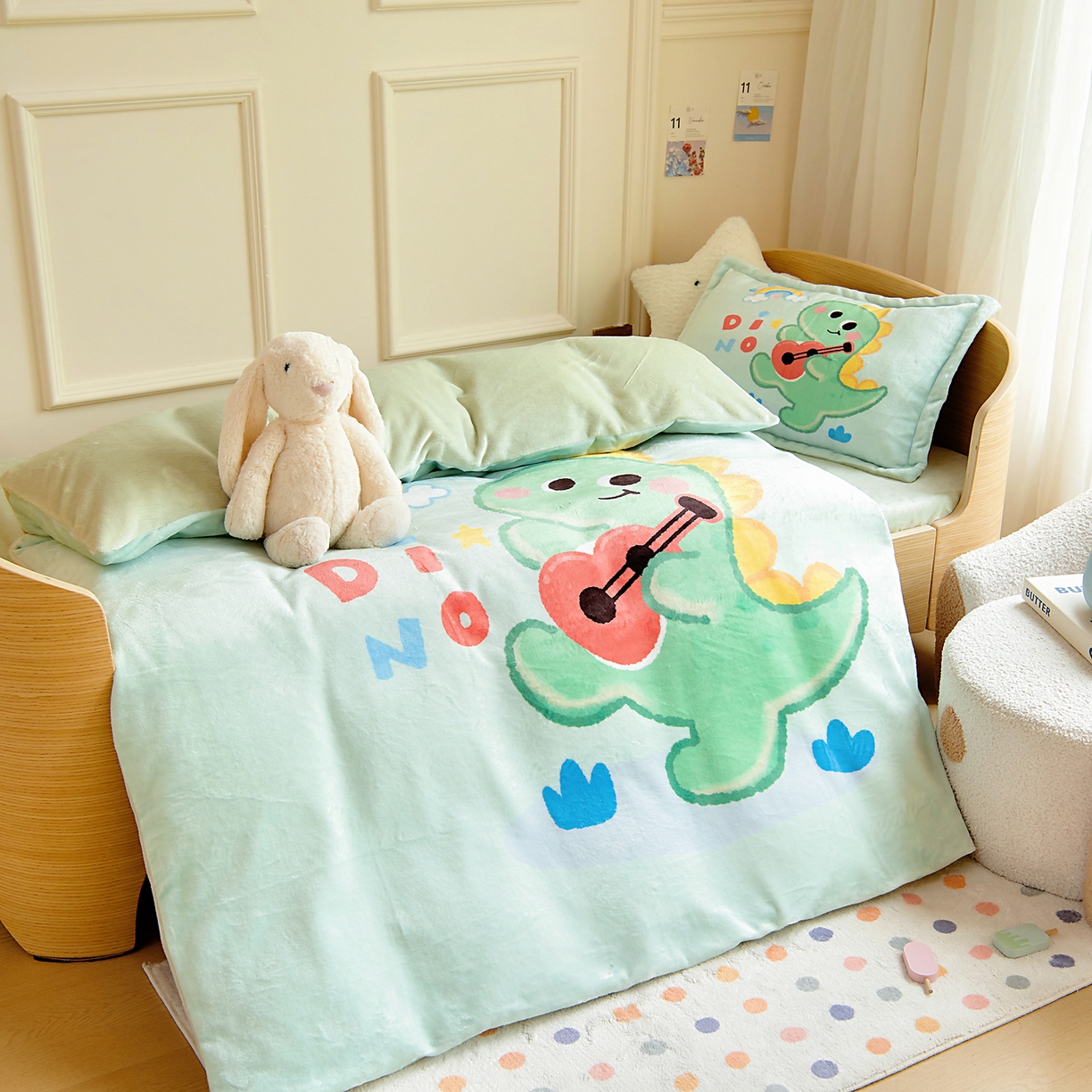 91家纺网 家纺一手货源 找家纺 梵赫 2025新款加厚240克牛奶绒数码原创大版卡通被套+被芯组合 吉他恐龙