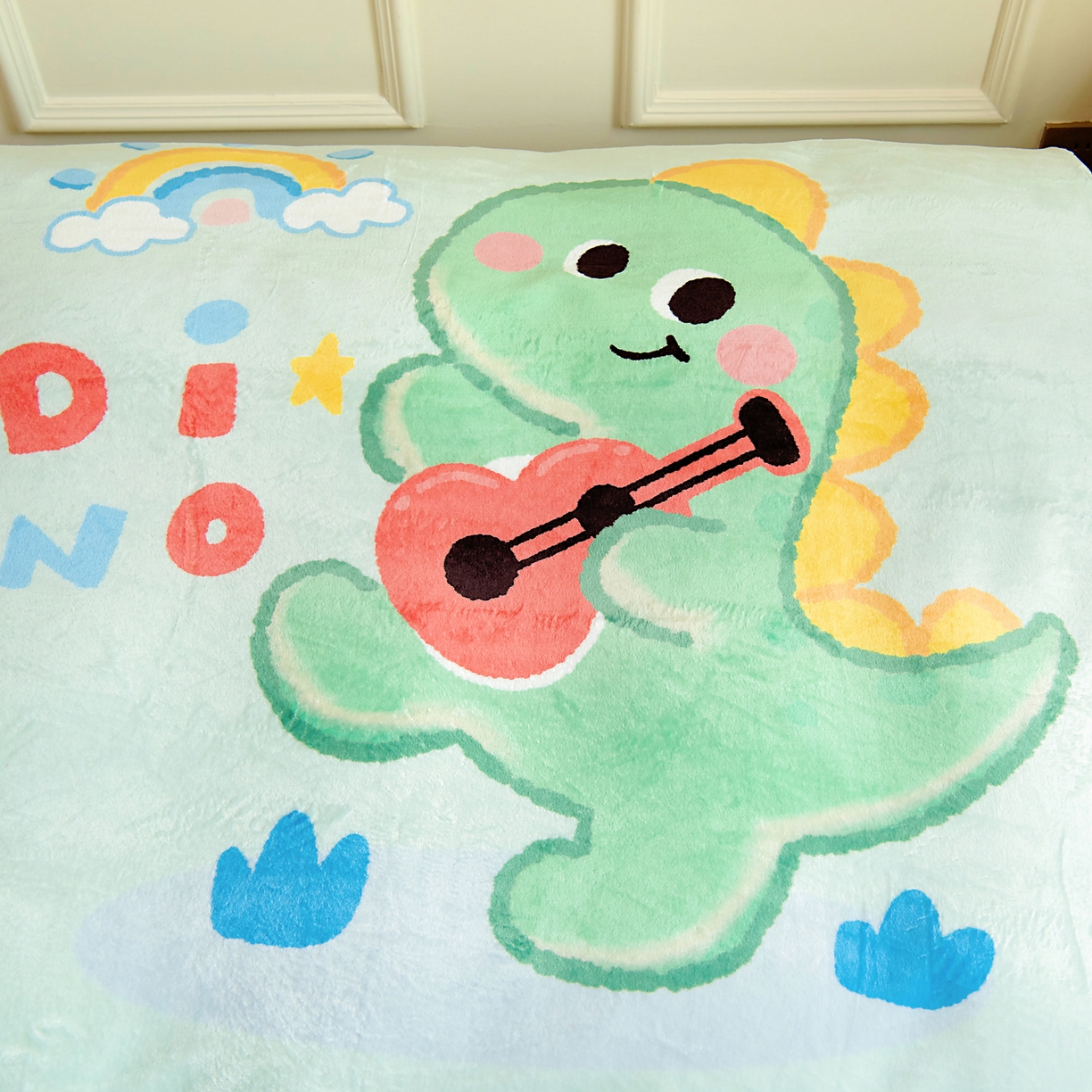 91家纺网 家纺一手货源 找家纺 梵赫 2025新款加厚240克牛奶绒数码原创大版卡通被套+被芯组合 吉他恐龙