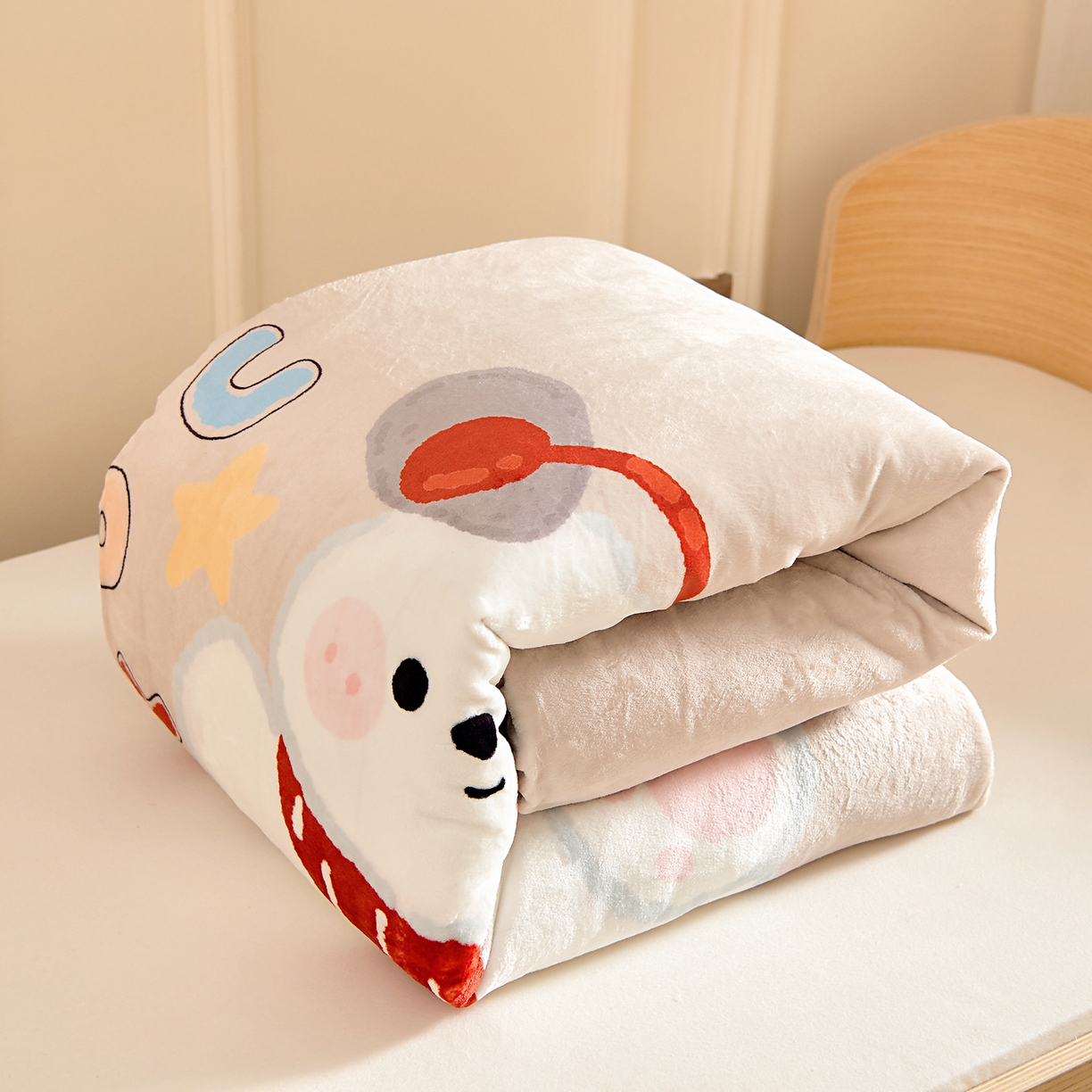 91家纺网 家纺一手货源 找家纺 梵赫 2025新款加厚240克牛奶绒数码原创大版卡通被套+被芯组合 音乐小狗