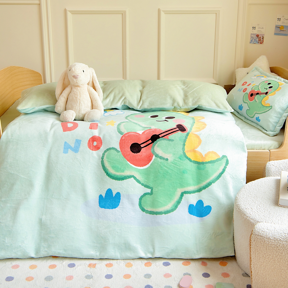 91家纺网 家纺一手货源 找家纺 梵赫 2025新款加厚240克牛奶绒数码原创大版卡通被套+被芯组合 吉他恐龙