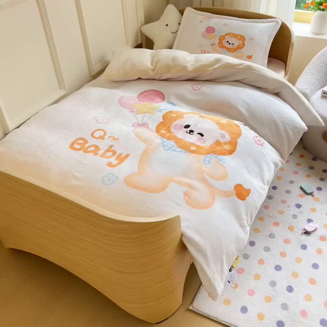 91家纺网 家纺一手货源 找家纺 梵赫 2025新款加厚240克牛奶绒数码原创大版卡通被套+被芯组合 开心小狮子