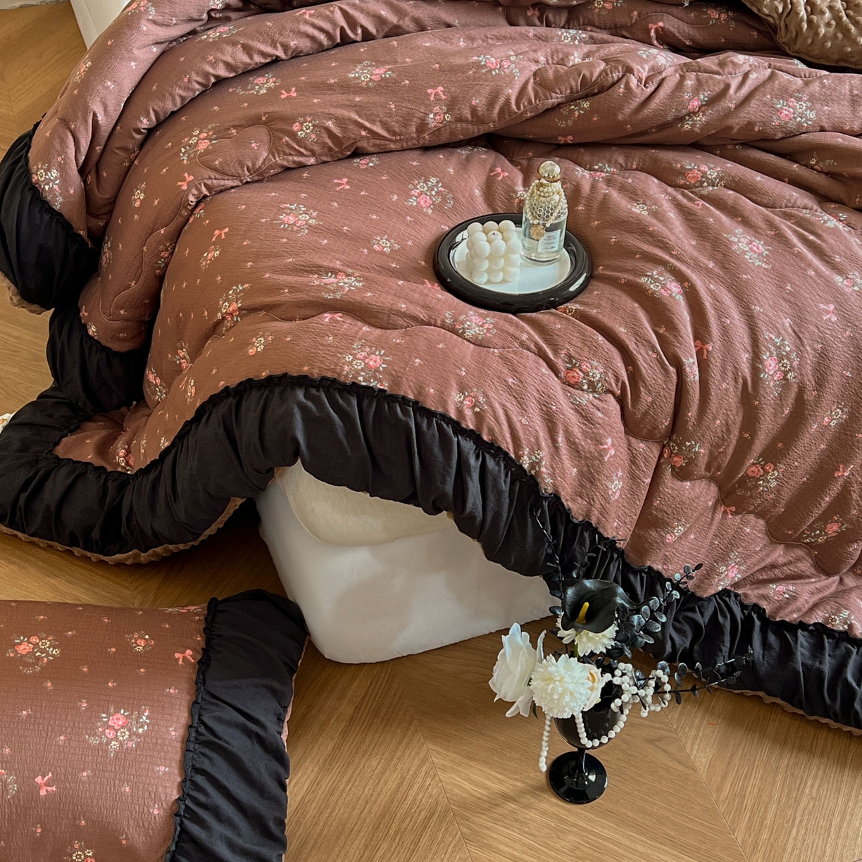 91家纺网 家纺一手货源 找家纺 Mata蔓塔家 2025新款侘寂风泡芙花边豆豆被被子被芯冬被春秋被牛奶绒豆豆被 秋末花田