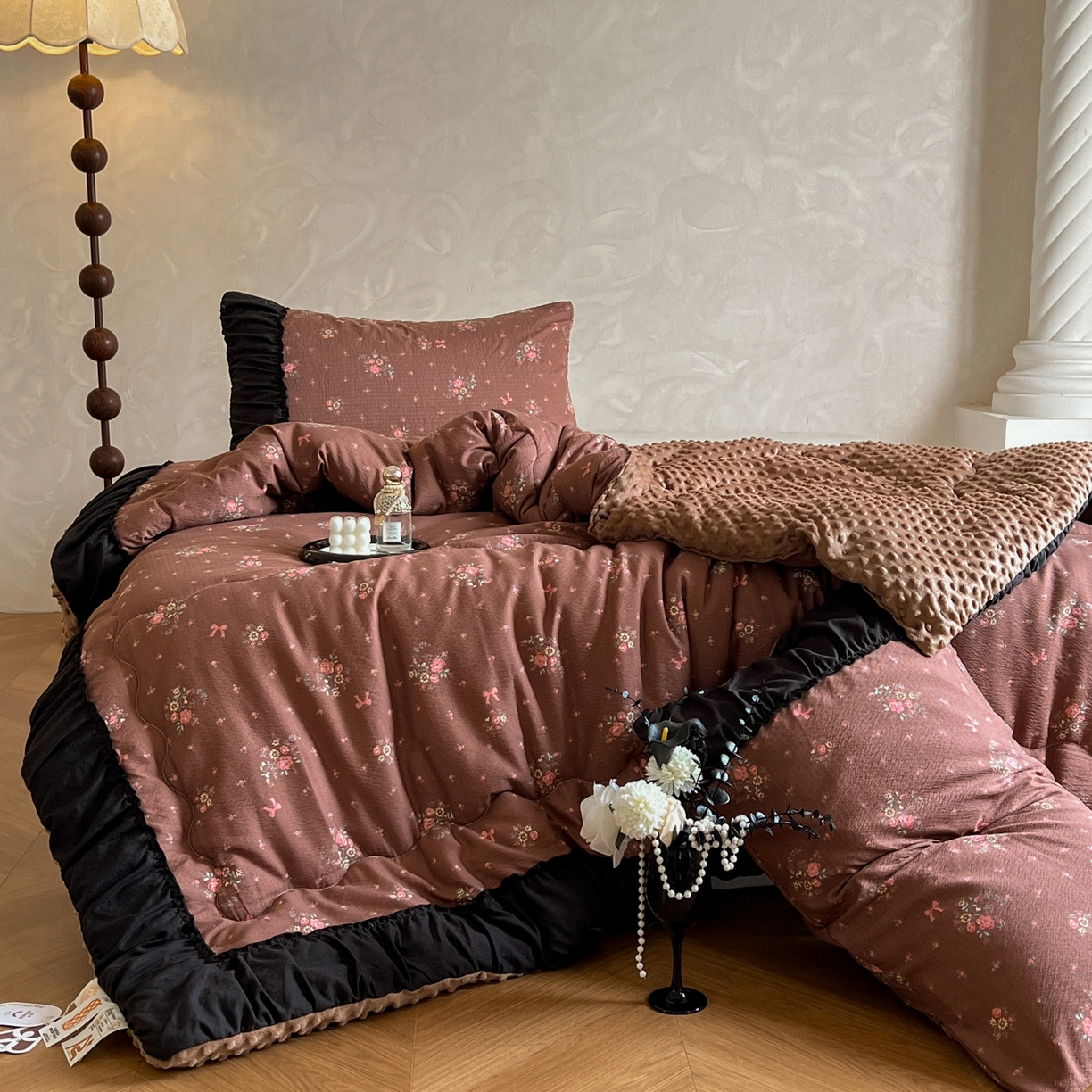 91家纺网 家纺一手货源 找家纺 Mata蔓塔家 2025新款侘寂风泡芙花边豆豆被被子被芯冬被春秋被牛奶绒豆豆被 秋末花田