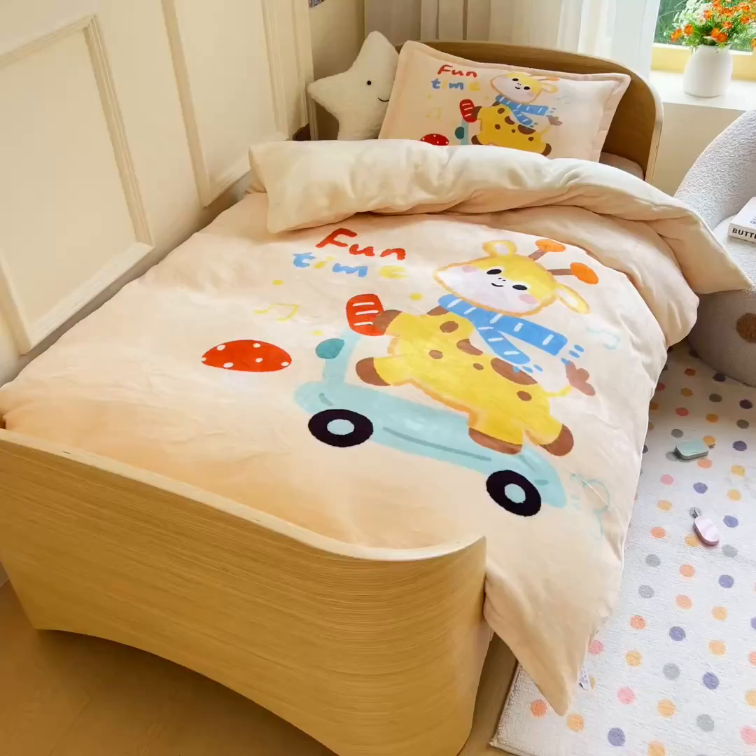 91家纺网 家纺一手货源 找家纺 梵赫 2025新款加厚240克牛奶绒数码原创大版卡通被套+被芯组合 骑滑板小鹿