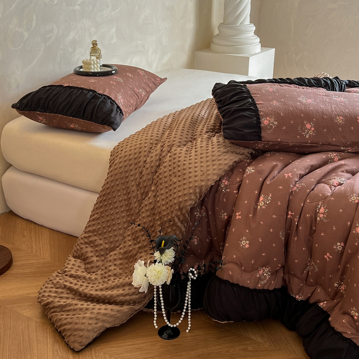 91家纺网 家纺一手货源 找家纺 Mata蔓塔家 2025新款侘寂风泡芙花边豆豆被被子被芯冬被春秋被牛奶绒豆豆被 秋末花田