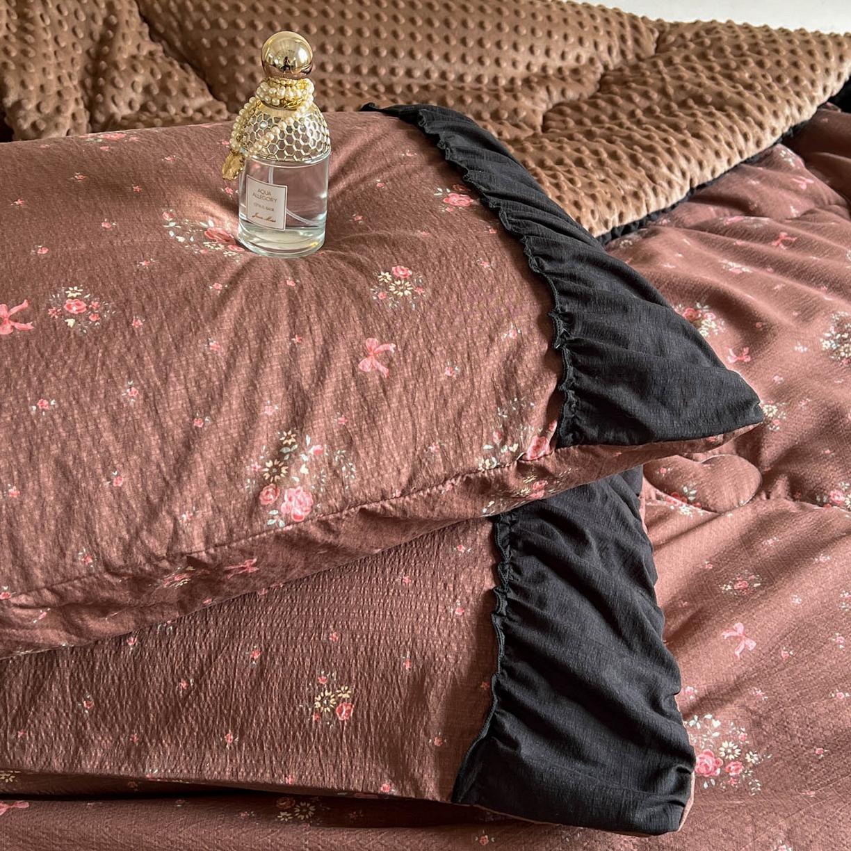 91家纺网 家纺一手货源 找家纺 Mata蔓塔家 2025新款侘寂风泡芙花边豆豆被被子被芯冬被春秋被牛奶绒豆豆被 秋末花田