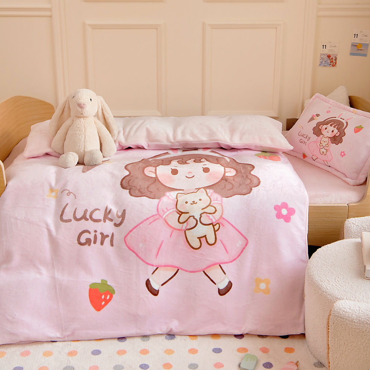 91家纺网 家纺一手货源 找家纺 梵赫 2025新款加厚240克牛奶绒数码原创大版卡通被套+被芯组合 可爱小女孩
