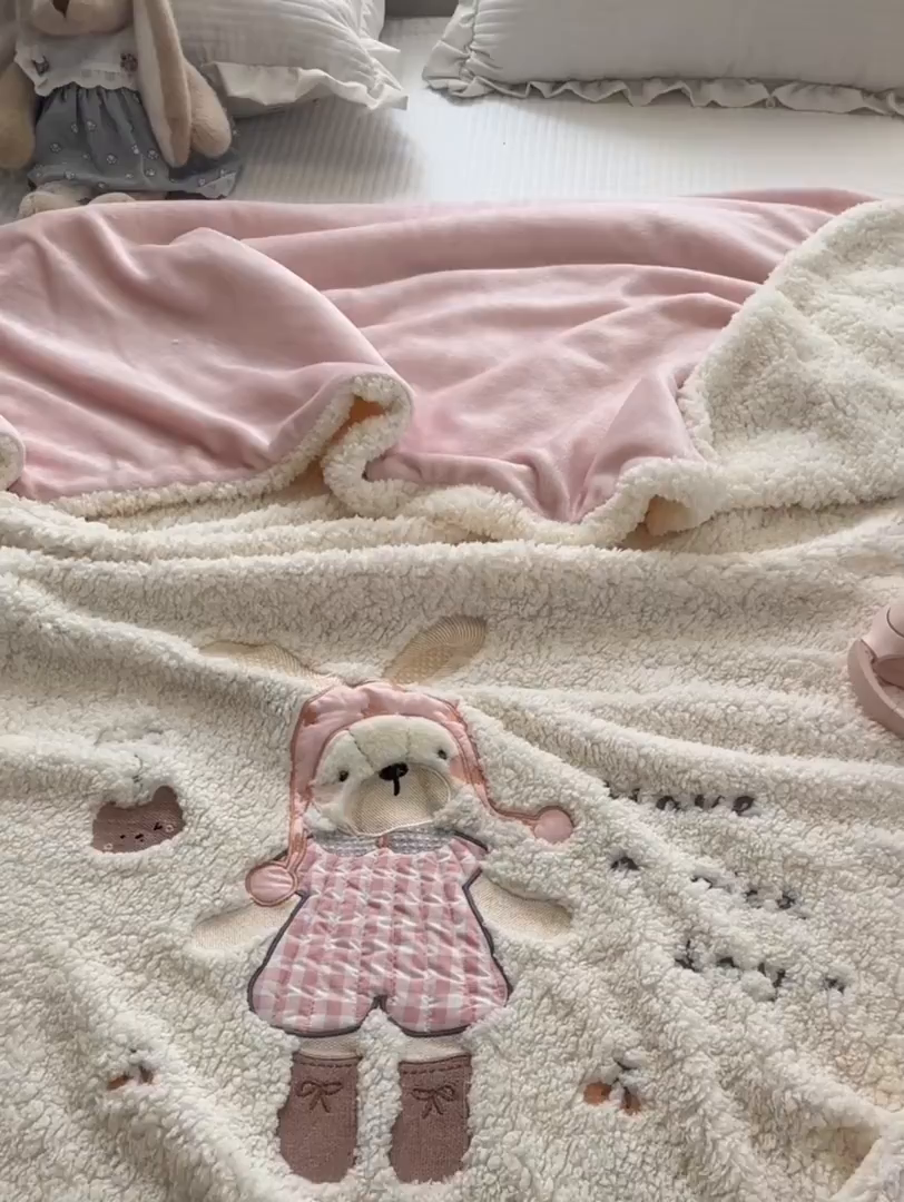 91家纺网 家纺一手货源 找家纺 （总）子钦家纺 2025新款加厚羊羔绒牛奶绒卡通贴布绣多功能毛毯