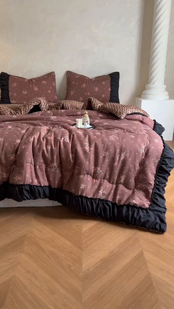 91家纺网 家纺一手货源 找家纺 Mata蔓塔家 2025新款侘寂风泡芙花边豆豆被被子被芯冬被春秋被牛奶绒豆豆被 秋末花田