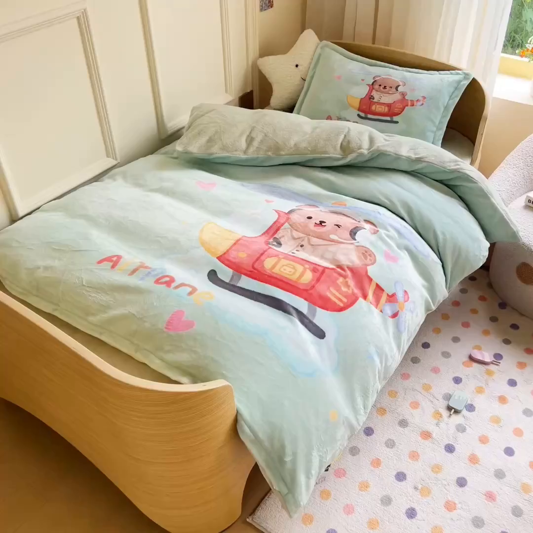 91家纺网 家纺一手货源 找家纺 梵赫 2025新款加厚240克牛奶绒数码原创大版卡通被套+被芯组合 飞行员小熊