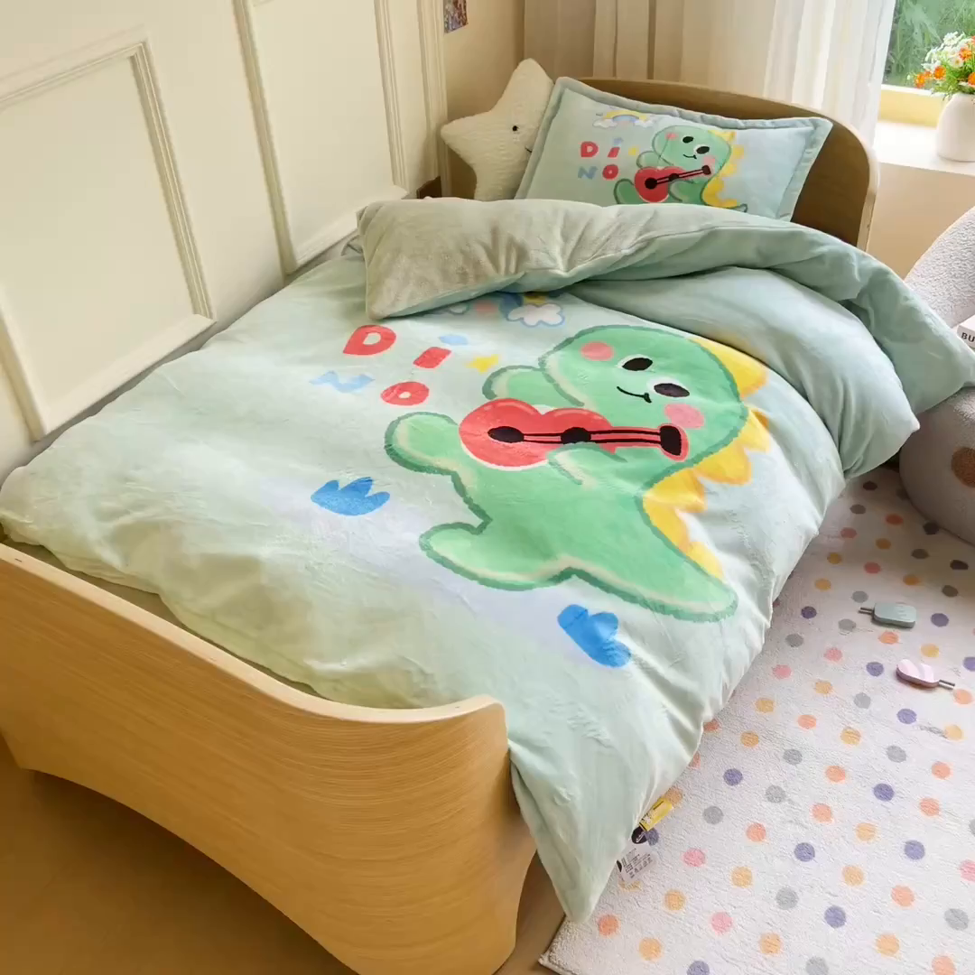 91家纺网 家纺一手货源 找家纺 梵赫 2025新款加厚240克牛奶绒数码原创大版卡通被套+被芯组合 吉他恐龙