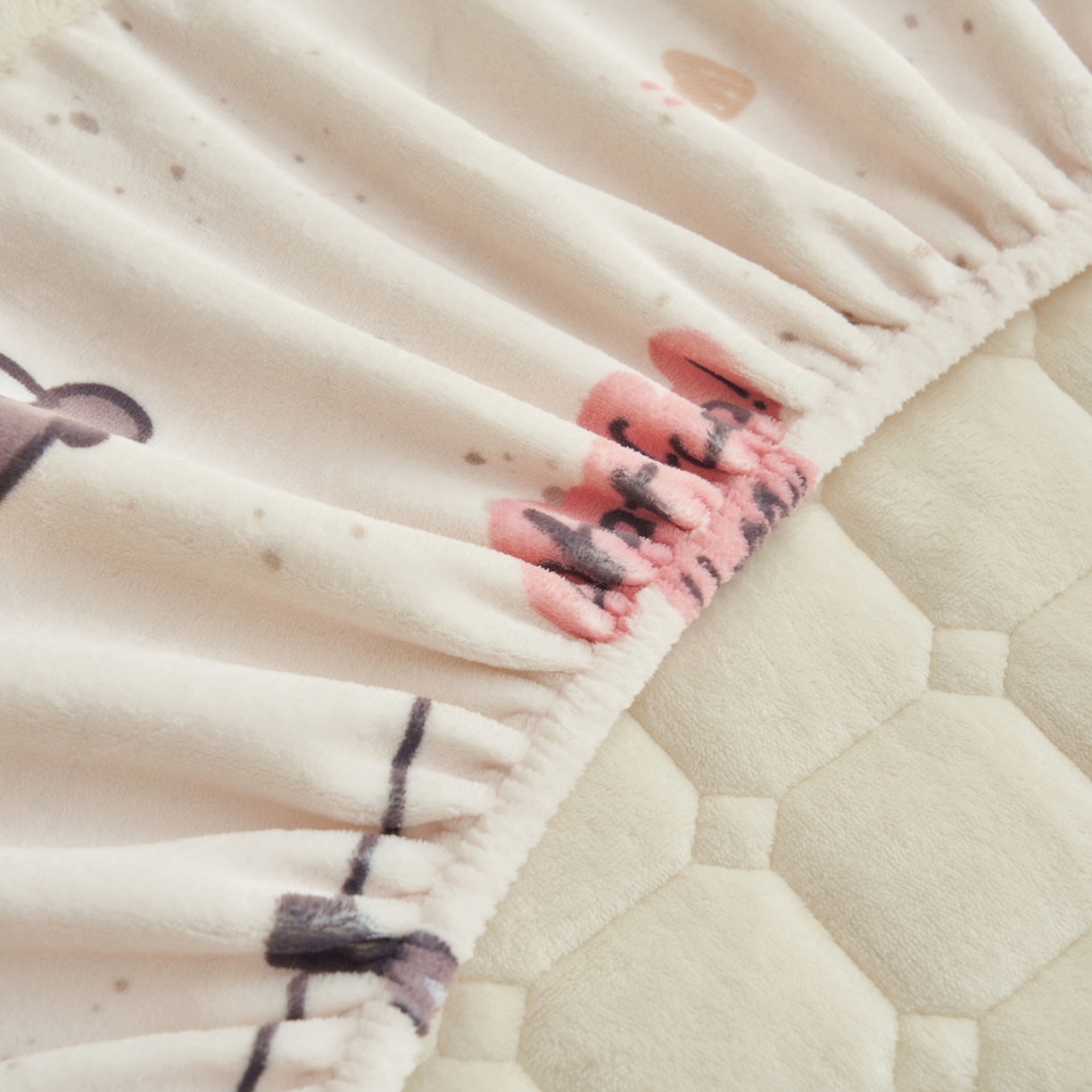 91家纺网 家纺一手货源 找家纺 晨曦家纺 2025新款加厚加绒牛奶绒卡通夹棉三层单床笠 调皮猫狗