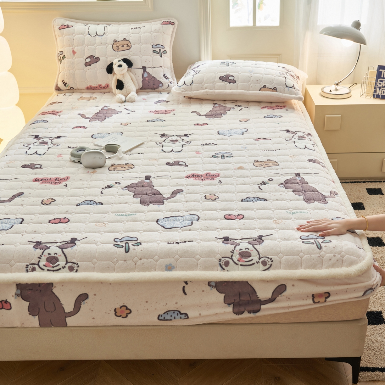 91家纺网 家纺一手货源 找家纺 晨曦家纺 2025新款加厚加绒牛奶绒卡通夹棉三层单床笠 调皮猫狗