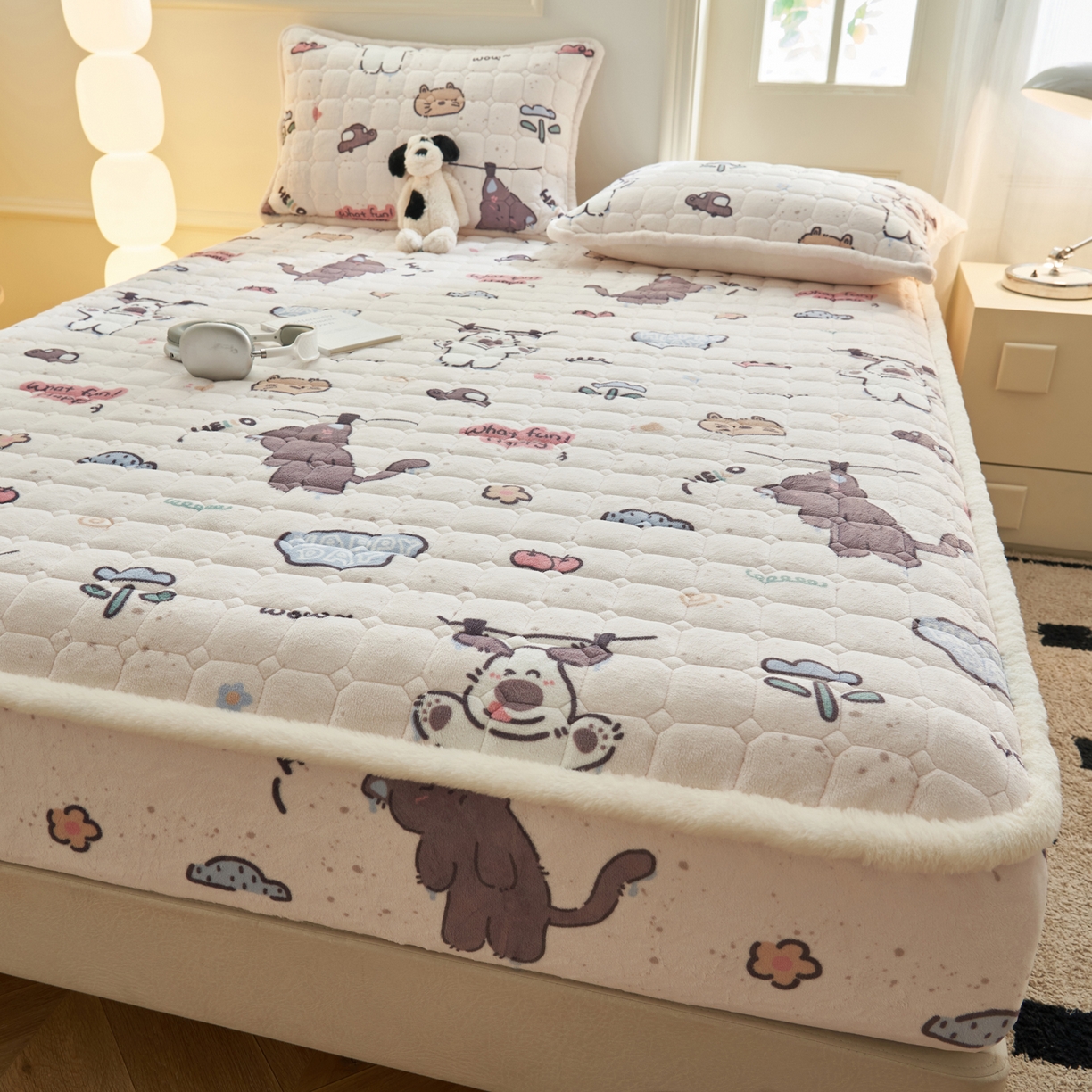 91家纺网 家纺一手货源 找家纺 晨曦家纺 2025新款加厚加绒牛奶绒卡通夹棉三层单床笠 调皮猫狗