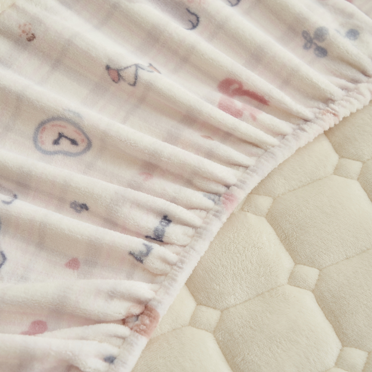 91家纺网 家纺一手货源 找家纺 晨曦家纺 2025新款加厚加绒牛奶绒卡通夹棉三层单床笠 动物乐园