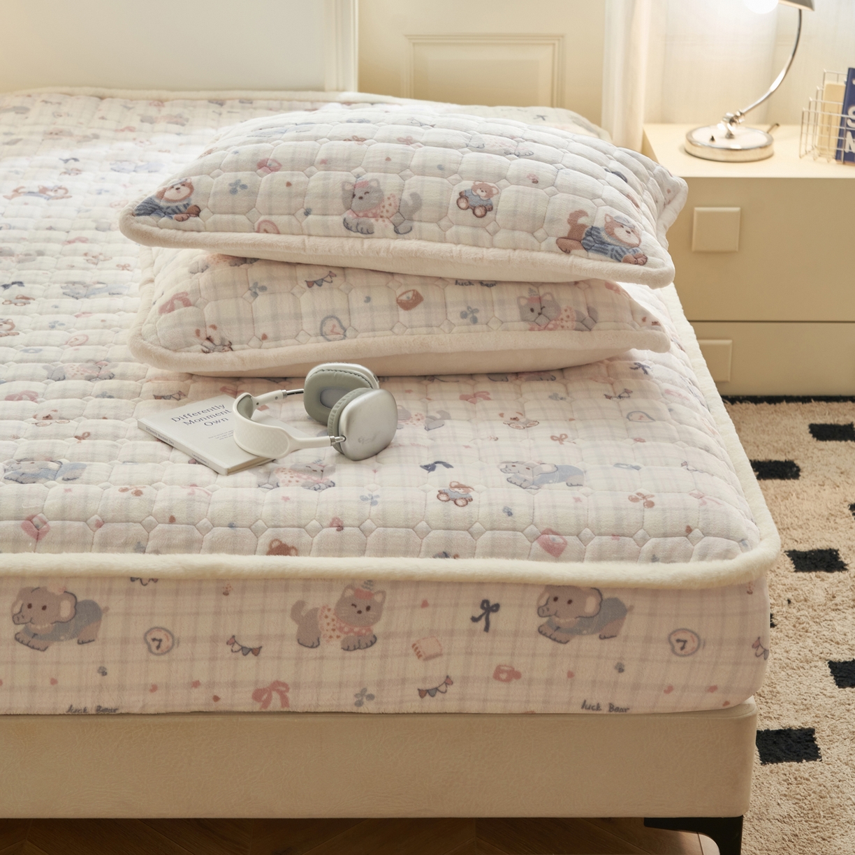 91家纺网 家纺一手货源 找家纺 晨曦家纺 2025新款加厚加绒牛奶绒卡通夹棉三层单床笠 动物乐园