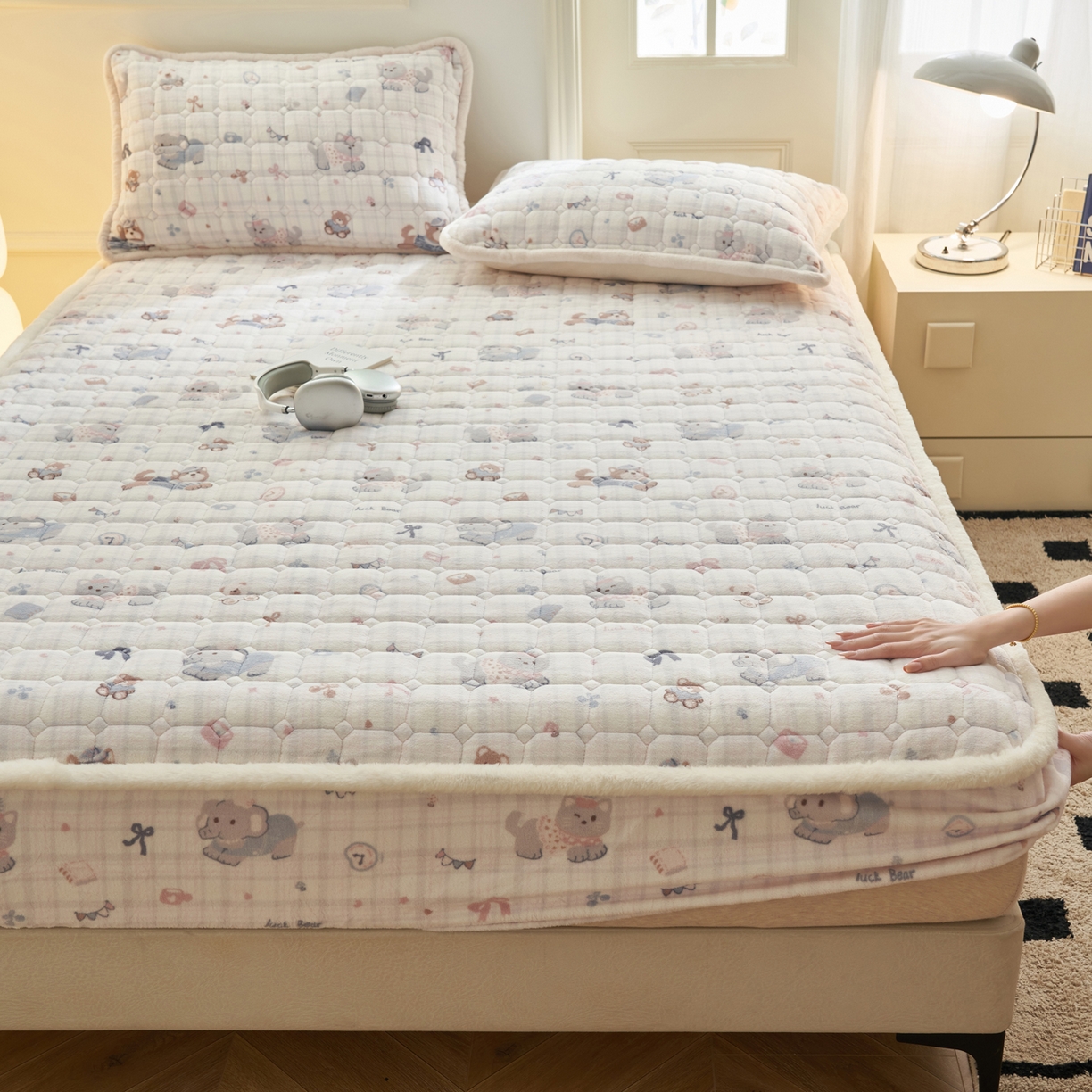 91家纺网 家纺一手货源 找家纺 晨曦家纺 2025新款加厚加绒牛奶绒卡通夹棉三层单床笠 动物乐园