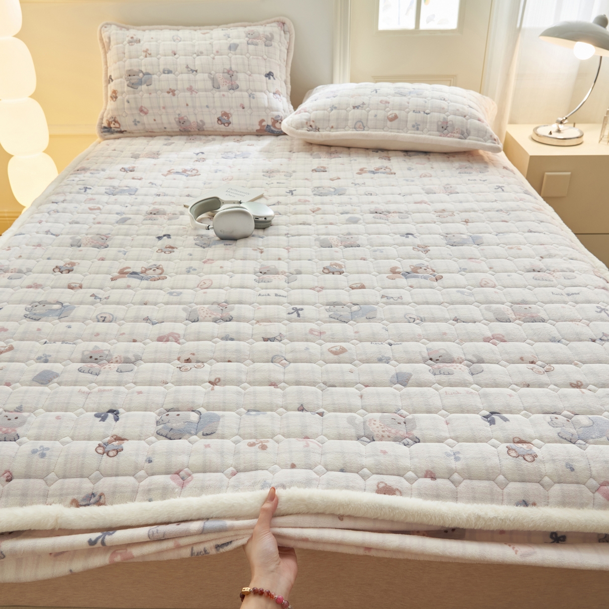 91家纺网 家纺一手货源 找家纺 晨曦家纺 2025新款加厚加绒牛奶绒卡通夹棉三层单床笠 动物乐园