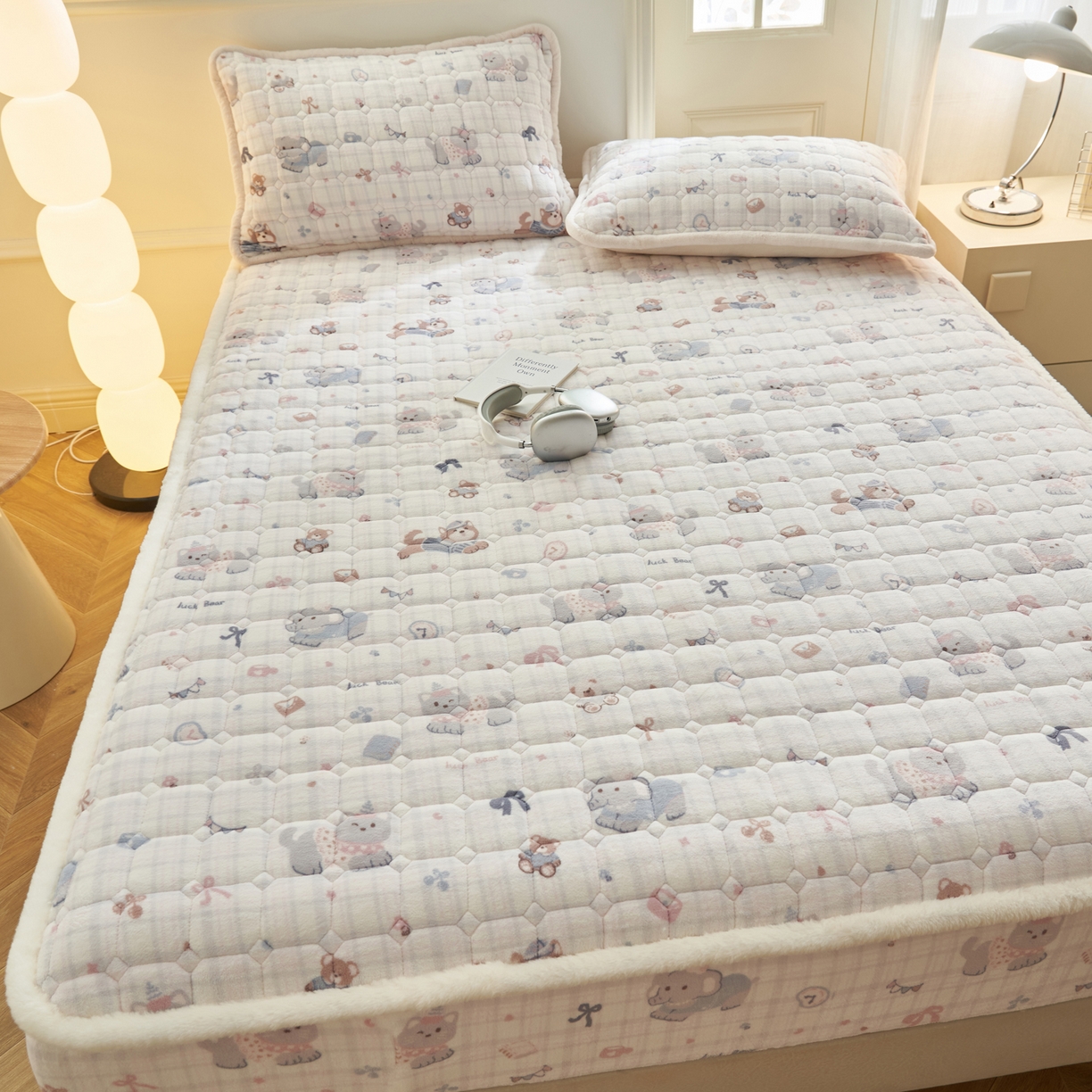 91家纺网 家纺一手货源 找家纺 晨曦家纺 2025新款加厚加绒牛奶绒卡通夹棉三层单床笠 动物乐园