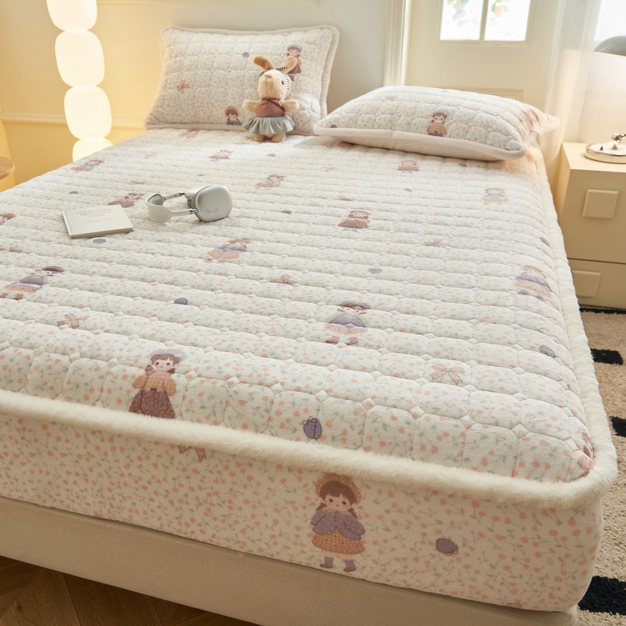 91家纺网 家纺一手货源 找家纺 晨曦家纺 2025新款加厚加绒牛奶绒卡通夹棉三层单床笠 可爱女孩