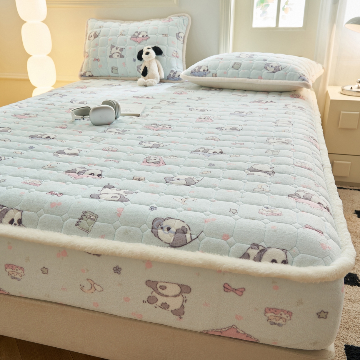 91家纺网 家纺一手货源 找家纺 晨曦家纺 2025新款加厚加绒牛奶绒卡通夹棉三层单床笠 可爱熊猫