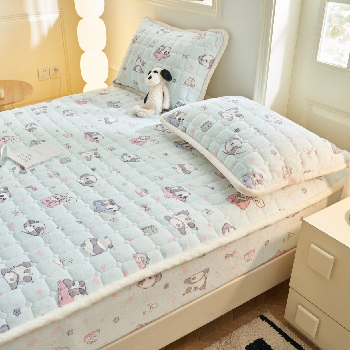 91家纺网 家纺一手货源 找家纺 晨曦家纺 2025新款加厚加绒牛奶绒卡通夹棉三层单床笠 可爱熊猫