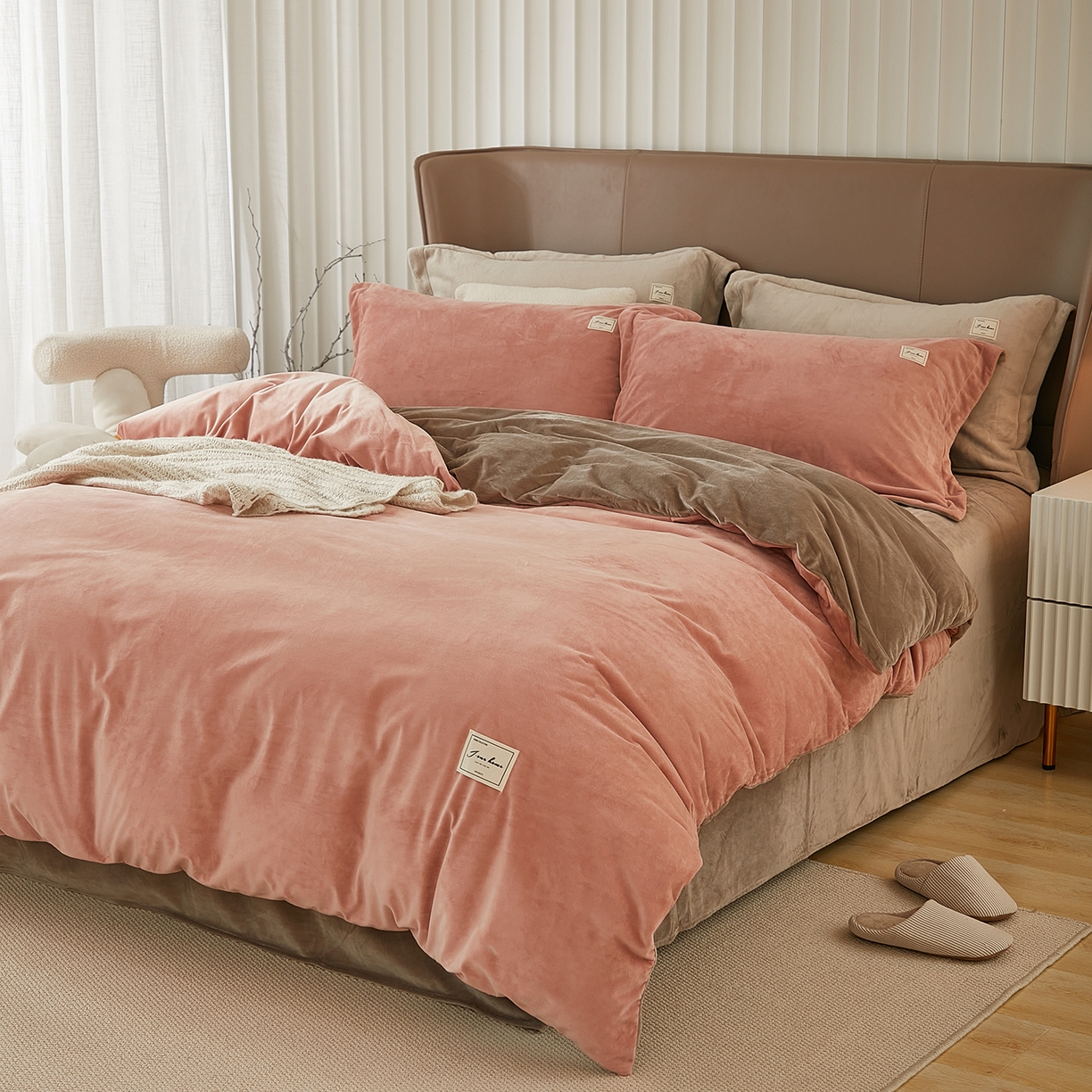91家纺网 家纺一手货源 找家纺 悦然毛巾被 2025新款高克重德芙绒双拼四件套 豆沙米咖