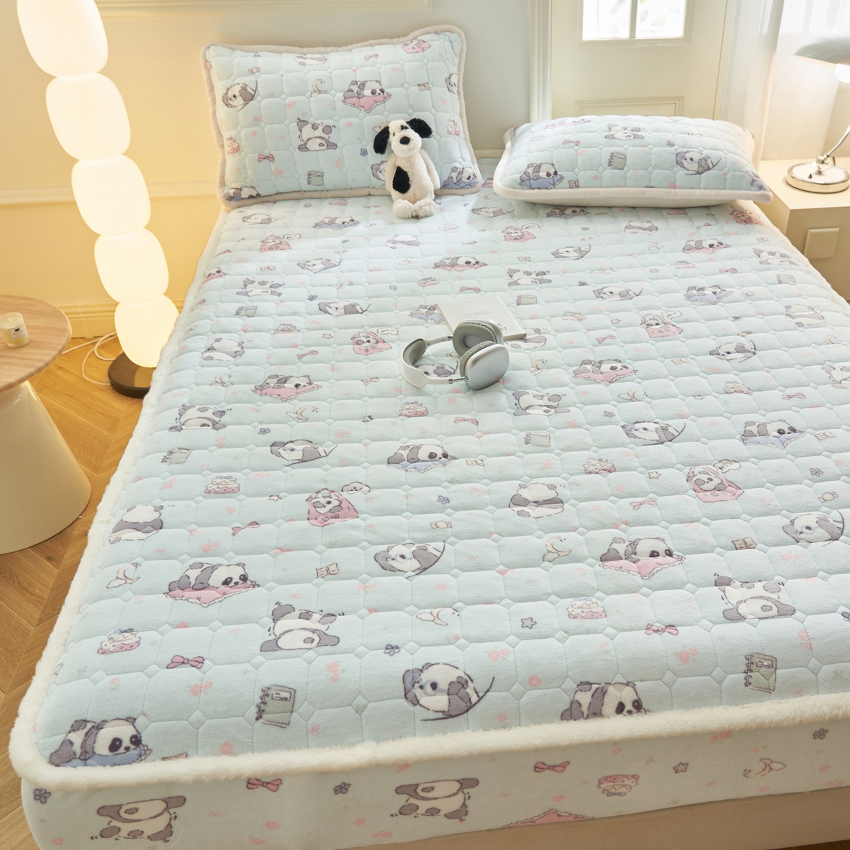 91家纺网 家纺一手货源 找家纺 晨曦家纺 2025新款加厚加绒牛奶绒卡通夹棉三层单床笠 可爱熊猫