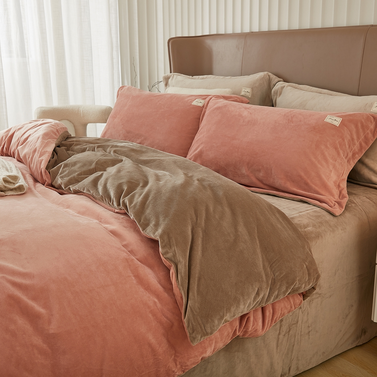 91家纺网 家纺一手货源 找家纺 悦然毛巾被 2025新款高克重德芙绒双拼四件套 豆沙米咖