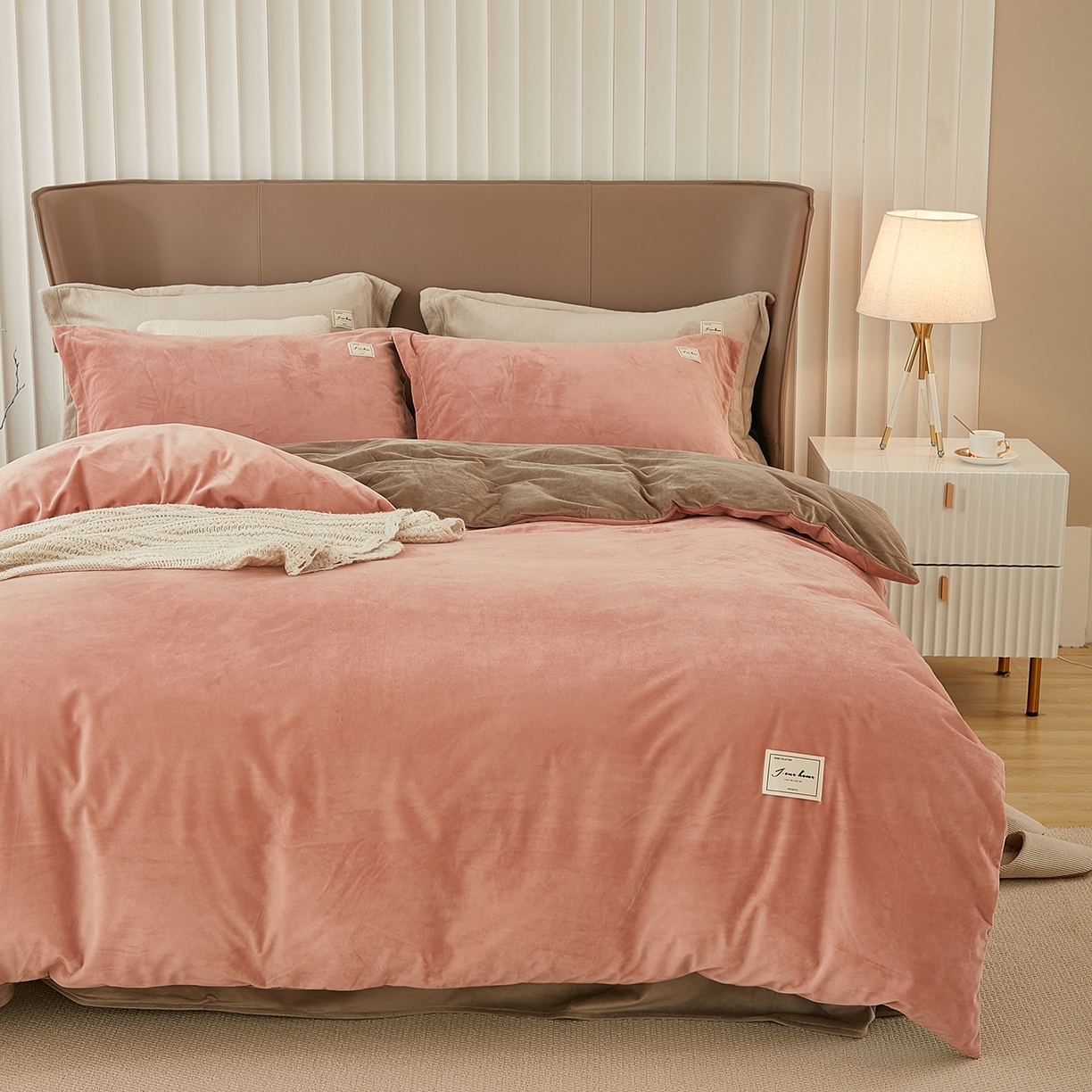 91家纺网 家纺一手货源 找家纺 悦然毛巾被 2025新款高克重德芙绒双拼四件套 豆沙米咖