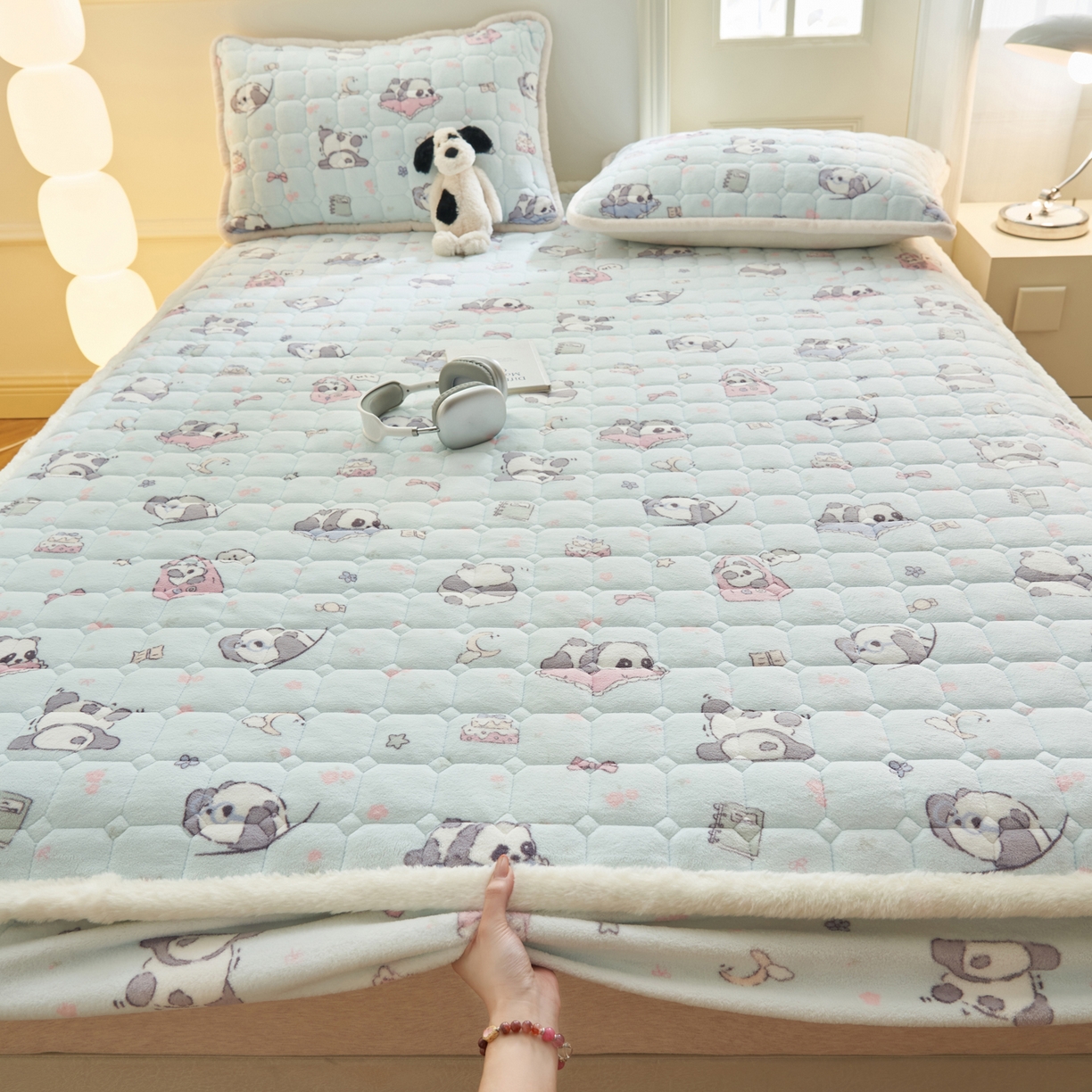 91家纺网 家纺一手货源 找家纺 晨曦家纺 2025新款加厚加绒牛奶绒卡通夹棉三层单床笠 可爱熊猫