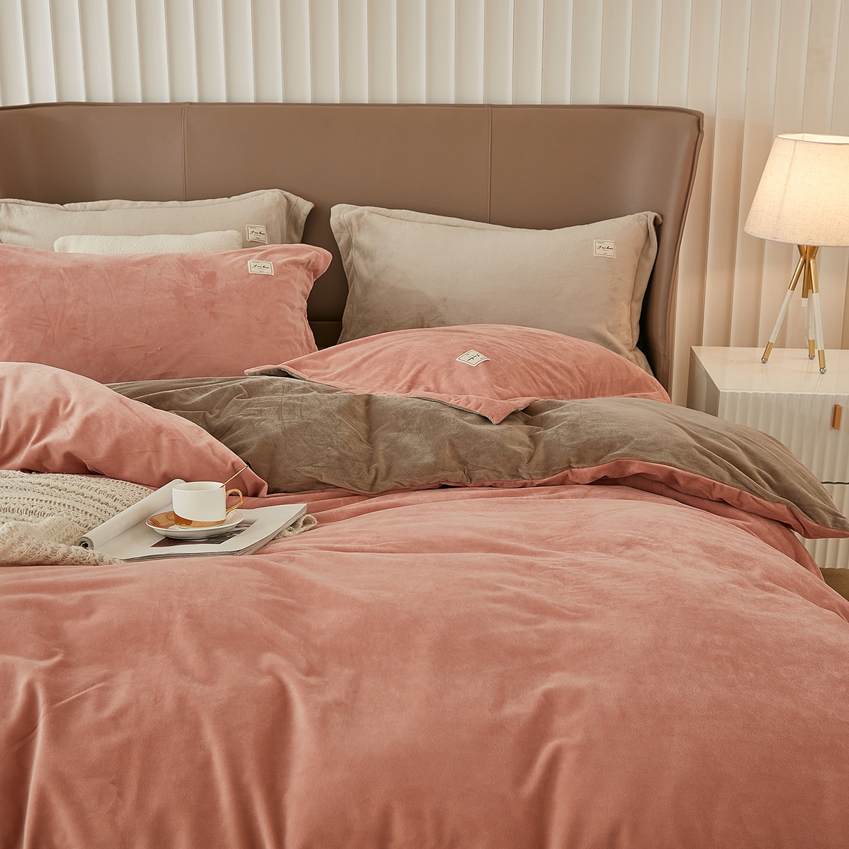 91家纺网 家纺一手货源 找家纺 悦然毛巾被 2025新款高克重德芙绒双拼四件套 豆沙米咖