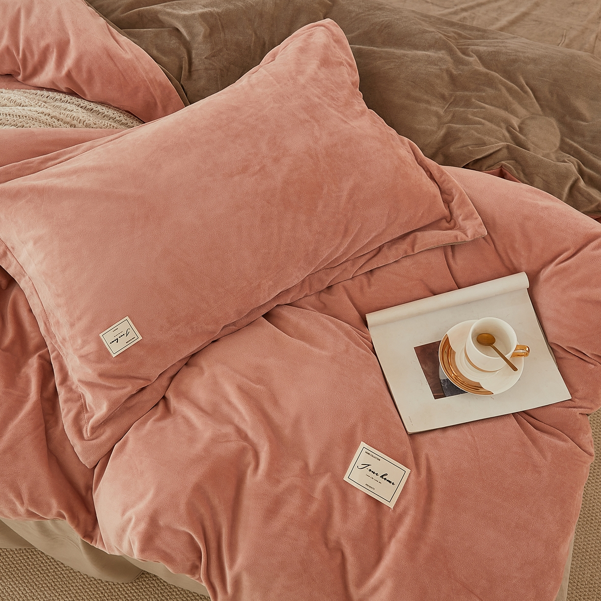 91家纺网 家纺一手货源 找家纺 悦然毛巾被 2025新款高克重德芙绒双拼四件套 豆沙米咖