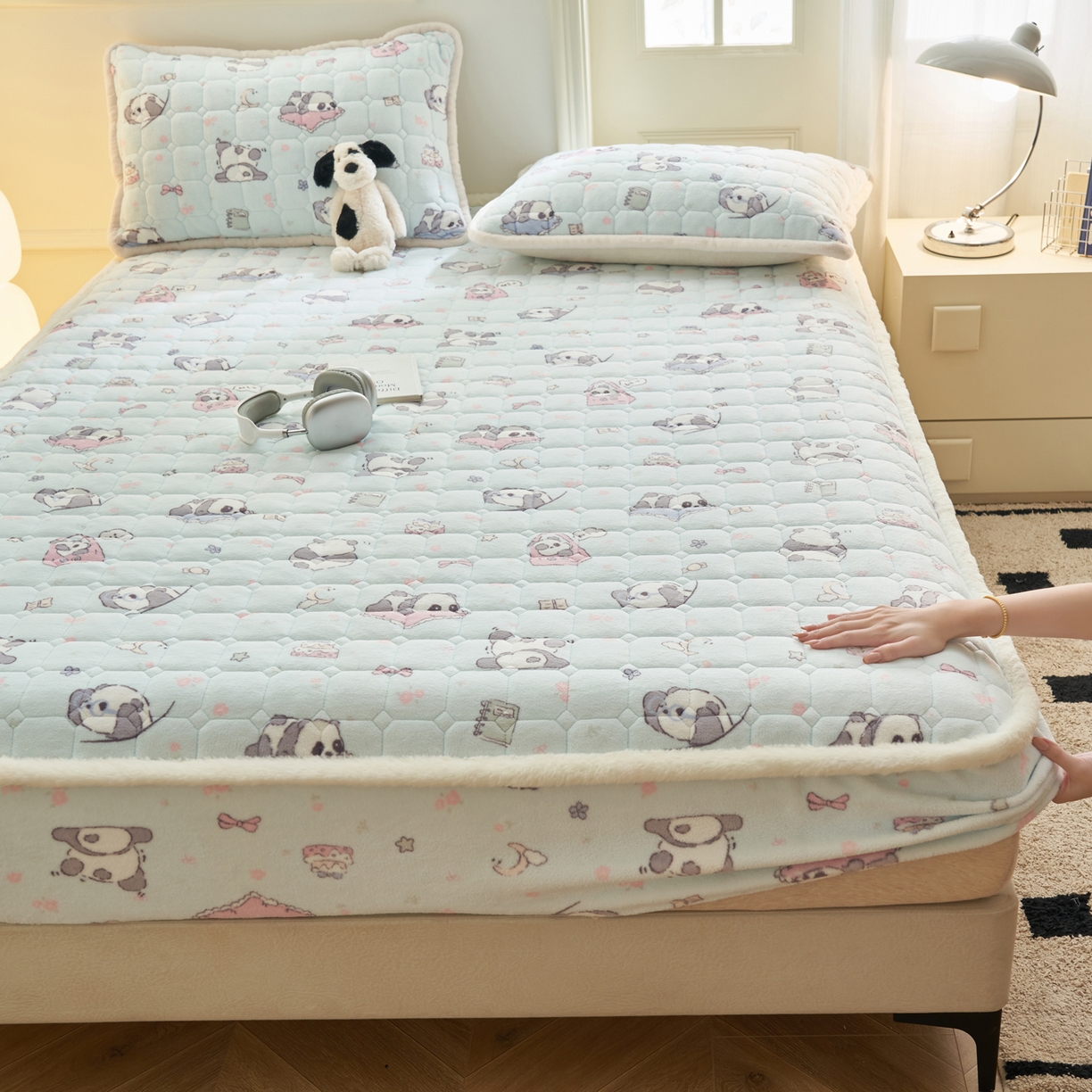 91家纺网 家纺一手货源 找家纺 晨曦家纺 2025新款加厚加绒牛奶绒卡通夹棉三层单床笠 可爱熊猫