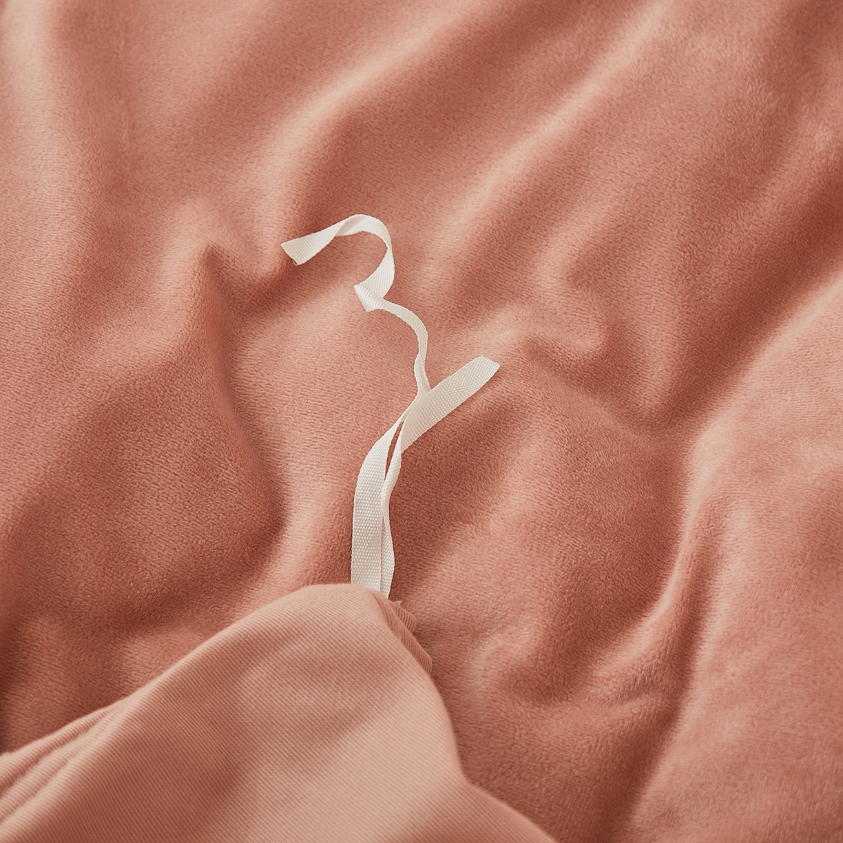 91家纺网 家纺一手货源 找家纺 悦然毛巾被 2025新款高克重德芙绒双拼四件套 豆沙米咖