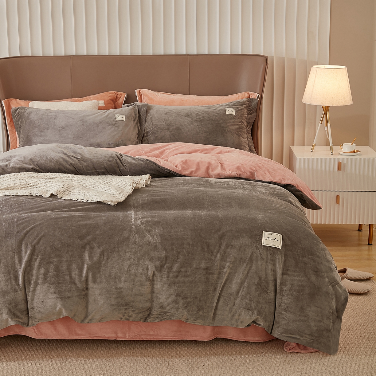 91家纺网 家纺一手货源 找家纺 悦然毛巾被 2025新款高克重德芙绒双拼四件套 咖灰豆沙