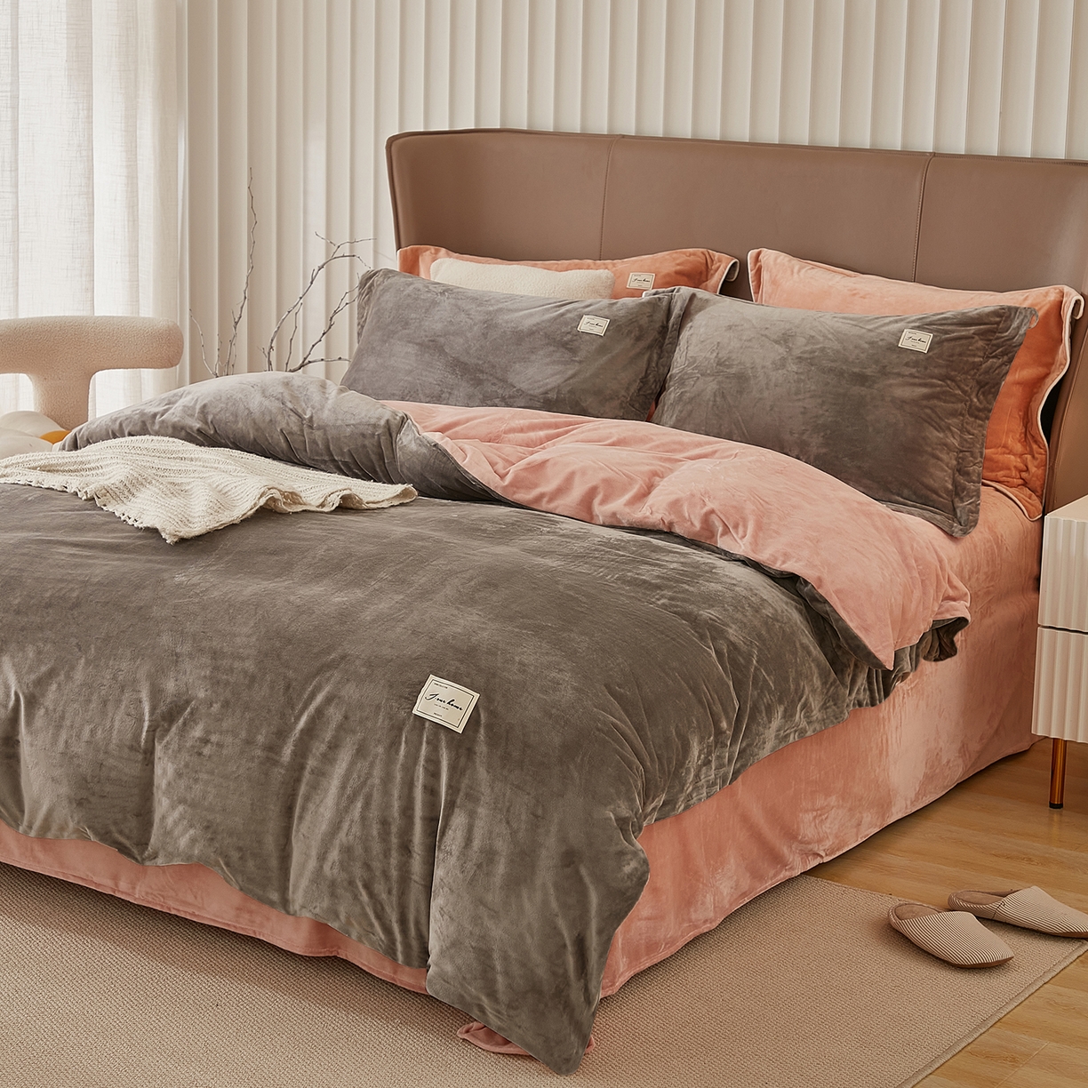 91家纺网 家纺一手货源 找家纺 悦然毛巾被 2025新款高克重德芙绒双拼四件套 咖灰豆沙