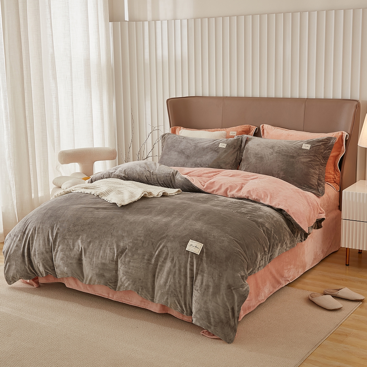 91家纺网 家纺一手货源 找家纺 悦然毛巾被 2025新款高克重德芙绒双拼四件套 咖灰豆沙