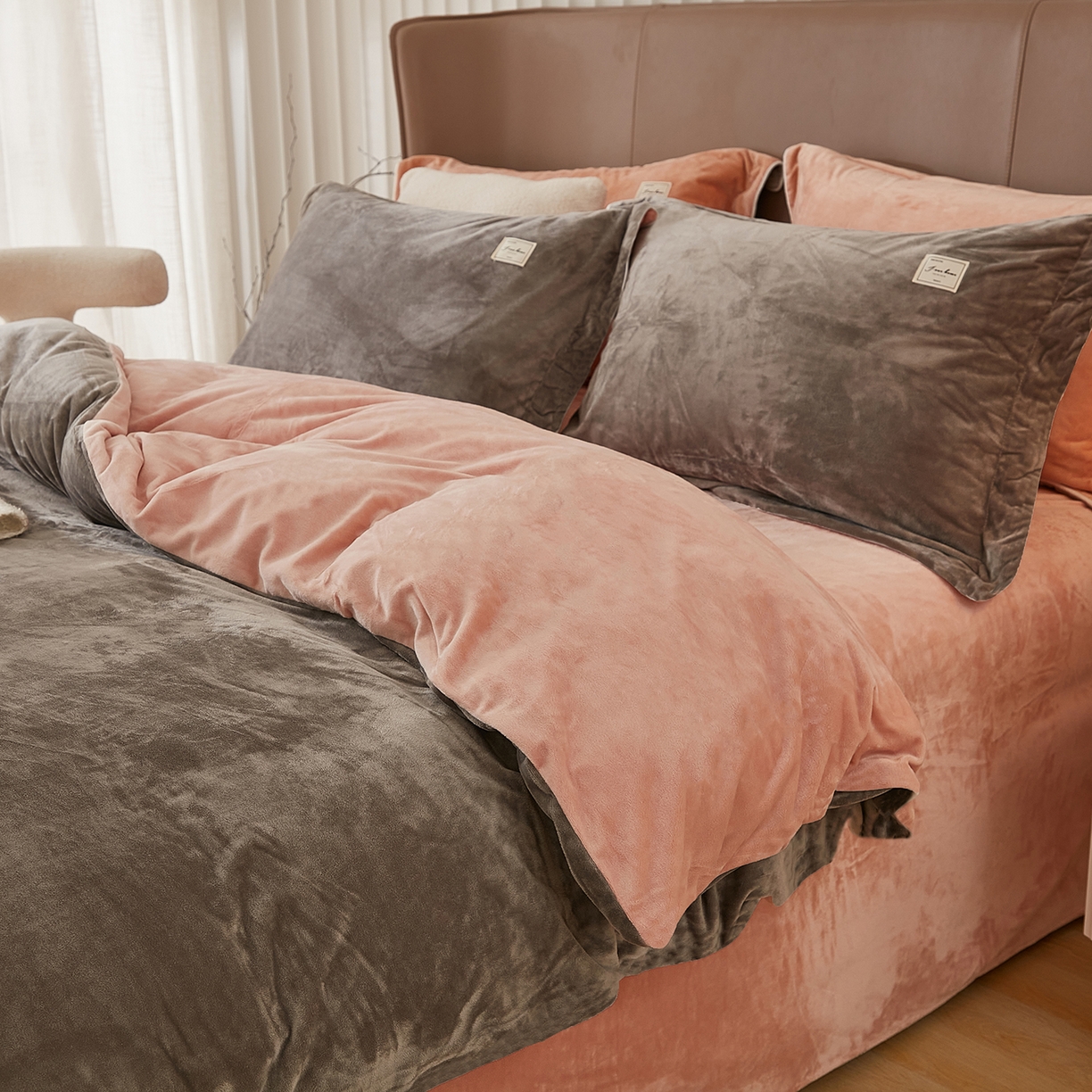 91家纺网 家纺一手货源 找家纺 悦然毛巾被 2025新款高克重德芙绒双拼四件套 咖灰豆沙