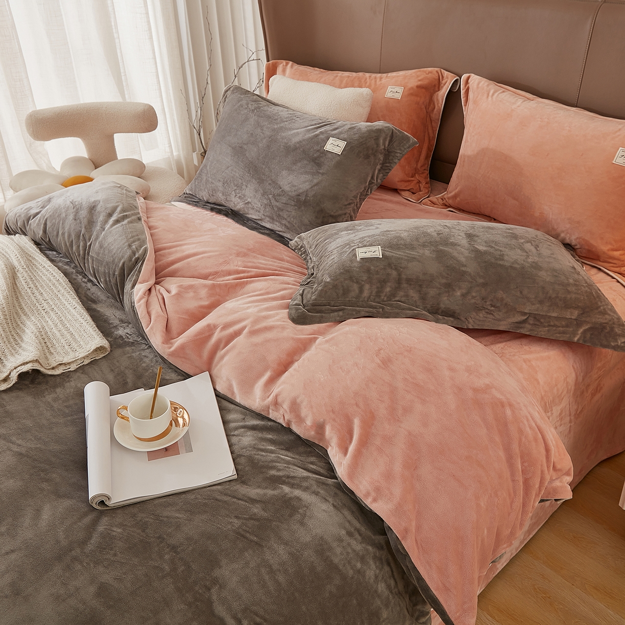 91家纺网 家纺一手货源 找家纺 悦然毛巾被 2025新款高克重德芙绒双拼四件套 咖灰豆沙