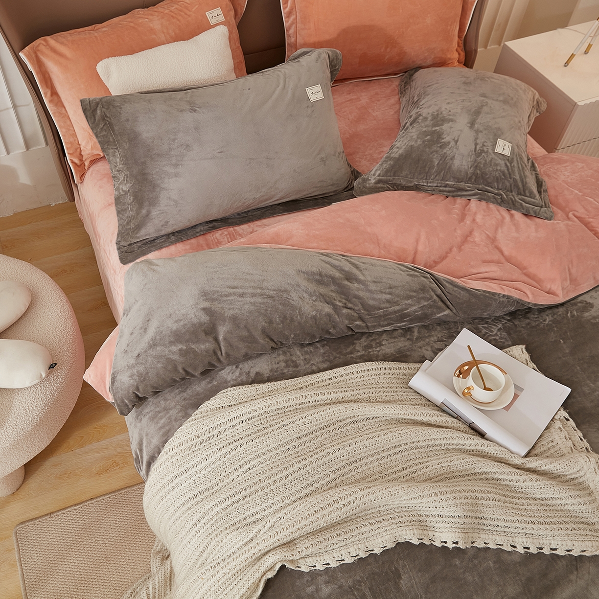 91家纺网 家纺一手货源 找家纺 悦然毛巾被 2025新款高克重德芙绒双拼四件套 咖灰豆沙