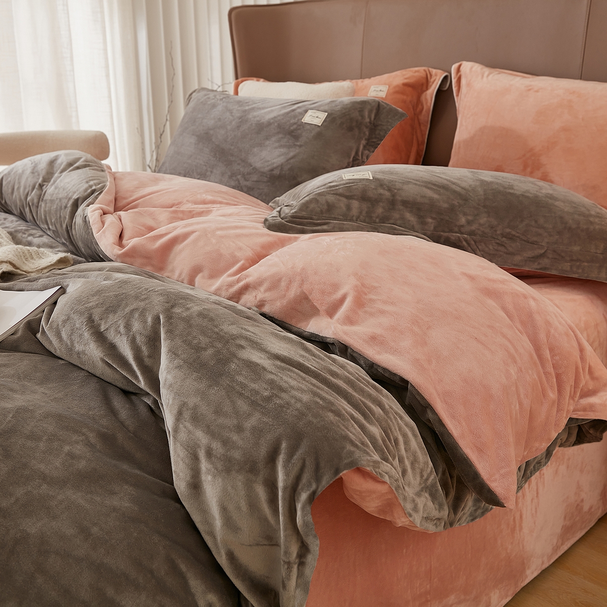 91家纺网 家纺一手货源 找家纺 悦然毛巾被 2025新款高克重德芙绒双拼四件套 咖灰豆沙