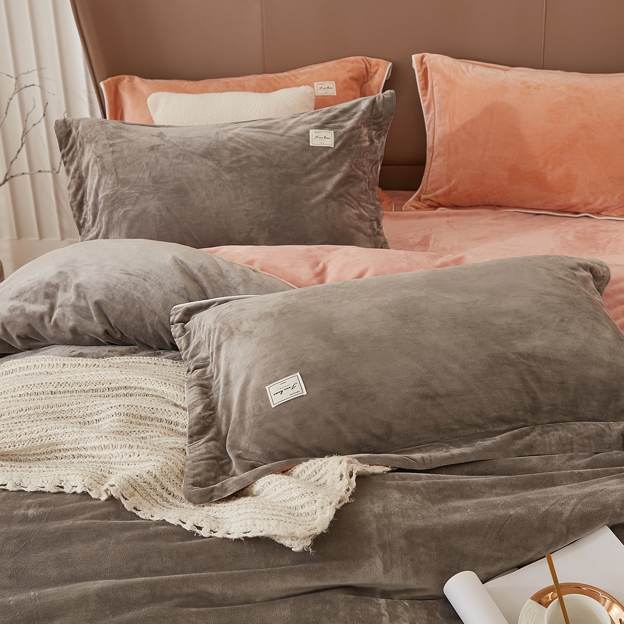 91家纺网 家纺一手货源 找家纺 悦然毛巾被 2025新款高克重德芙绒双拼四件套 咖灰豆沙